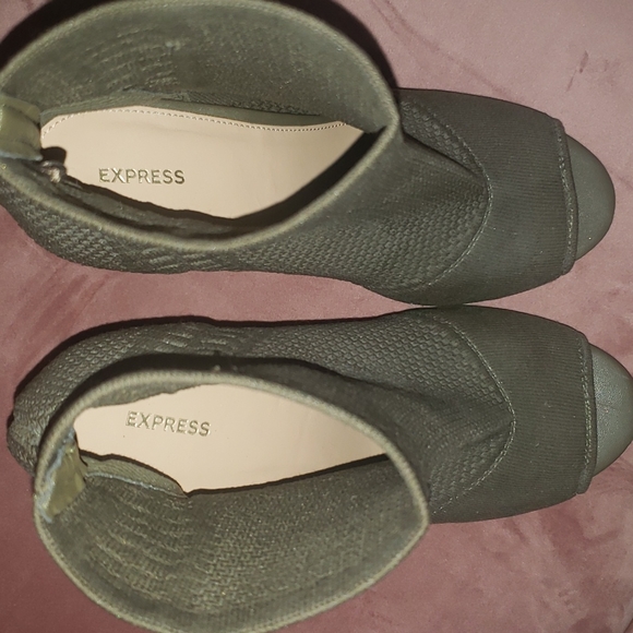 Express size 9 camo green open toe bootie heals - Picture 3 of 4